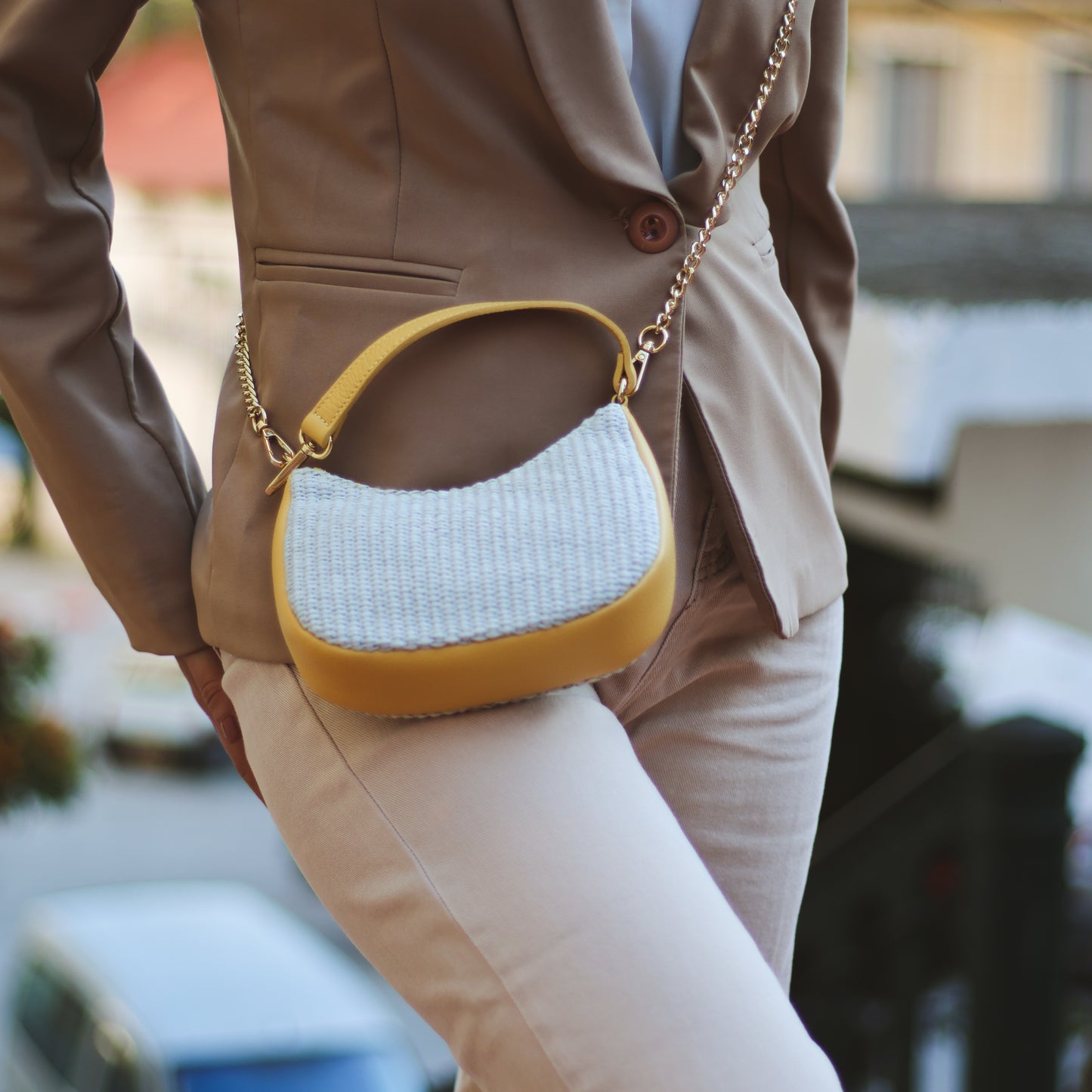 Sac Clara S – zoom sur les textures cuir jaune et raphia naturel