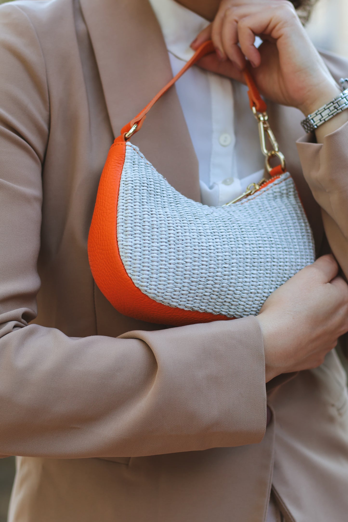 Détail du sac Clara mini tenu à la main, look chic urbain