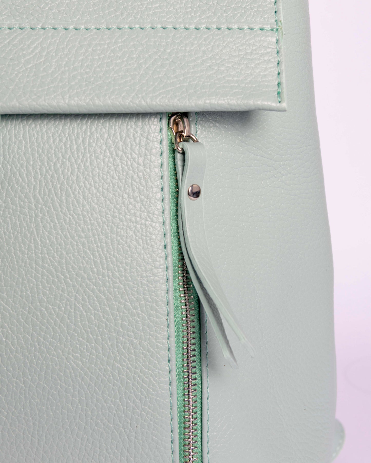 Détail fermeture et texture cuir du cartable Sara Cielo