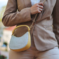 Sac Clara S porté à l’épaule – format mini élégant
