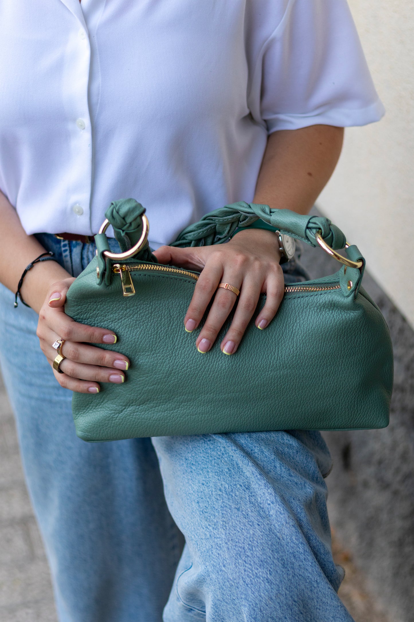 Sac Nour vert menthe porté à l’épaule – 10ᵉme Paris